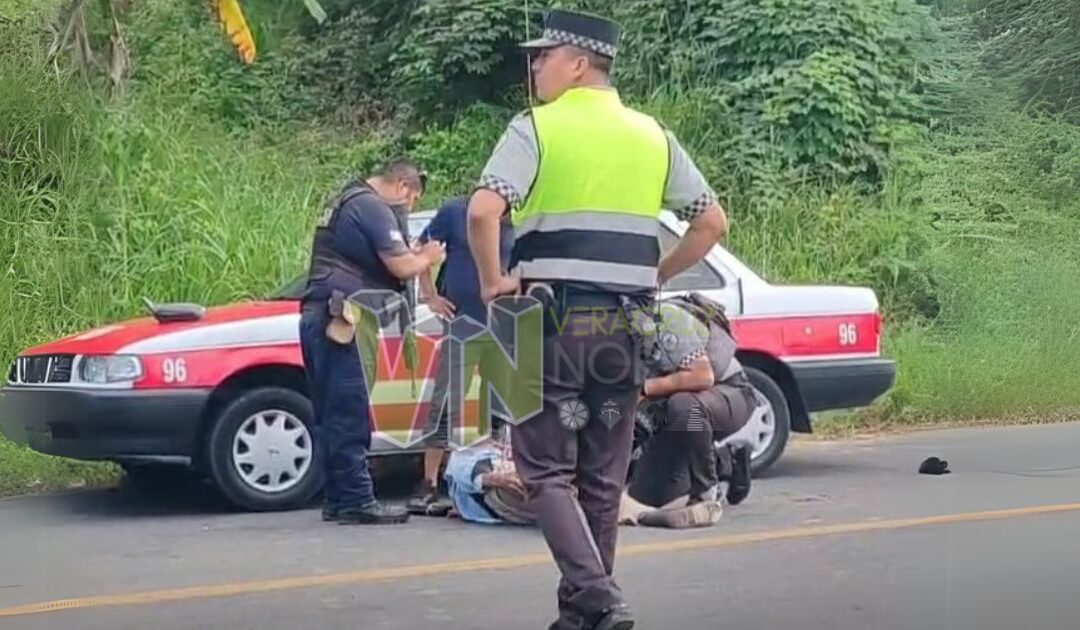 Hombre atropellado en la entrada de Tepetzintla, fue trasladado al hospital