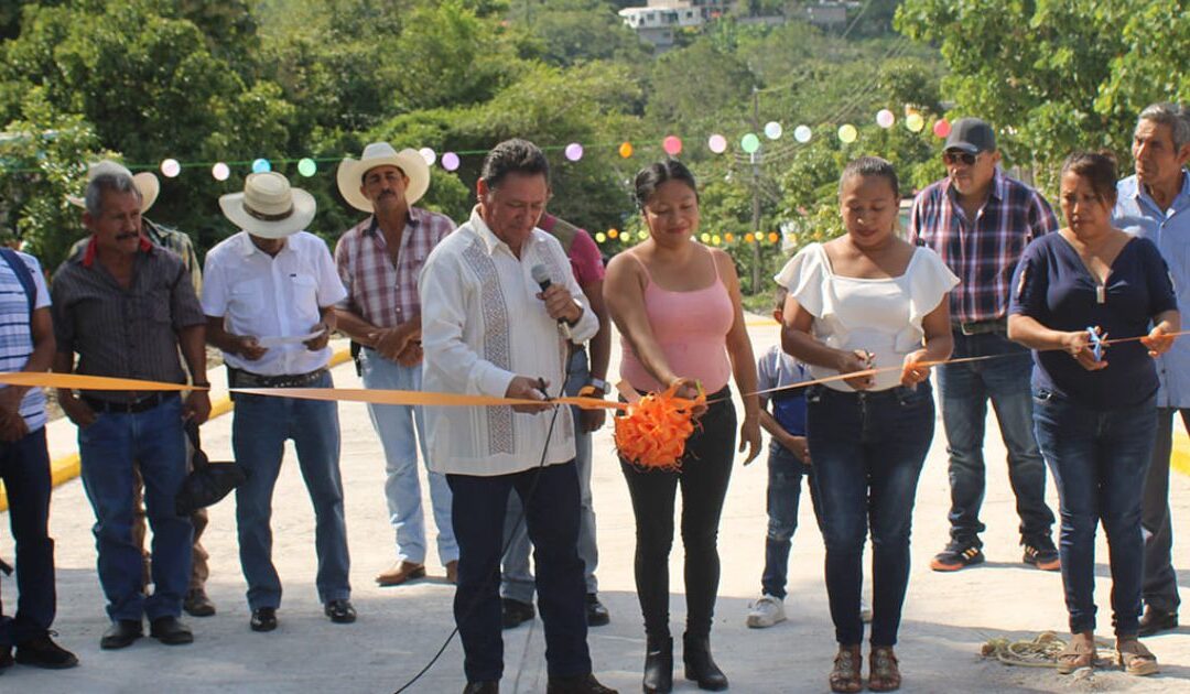 Tepetzintla: Entrega de dos obras en localidades y una en la cabecera municipal