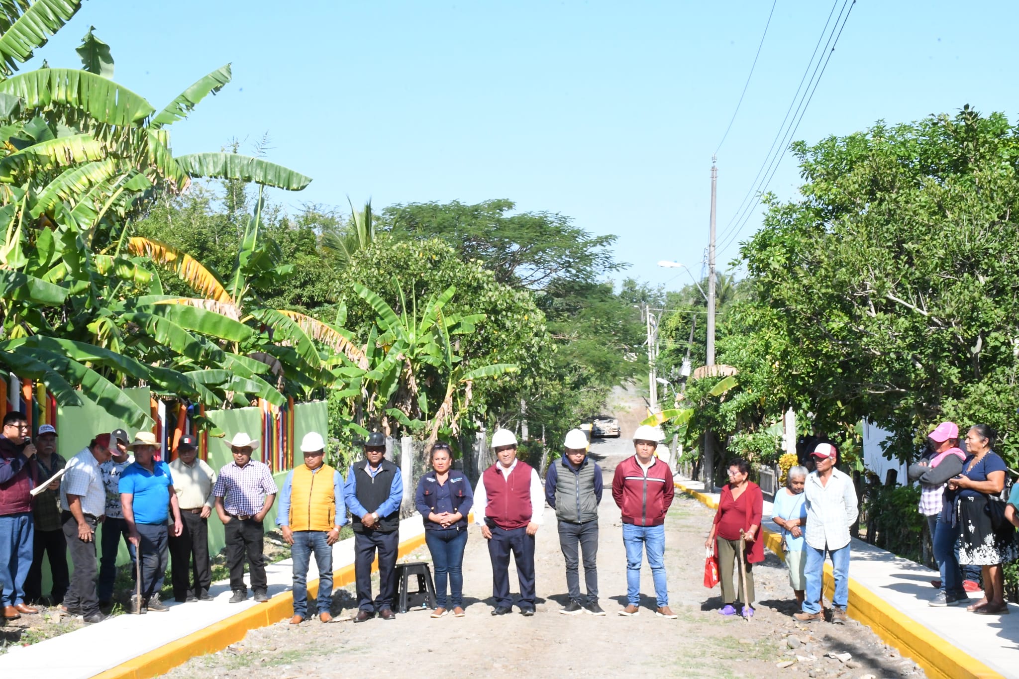 Citlaltépetl: Entrega de guarniciones y banquetas en “La Calabaza”