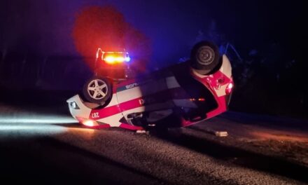 Taxi de naranjos vuelca en el camino Chontla-Mata de Otate