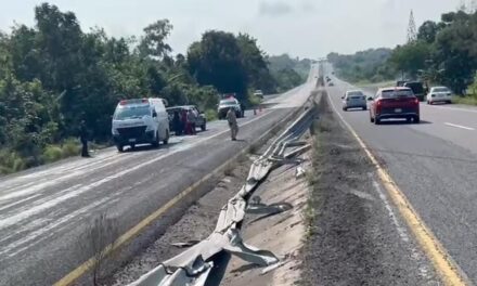 Camioneta vuelca sobre la Tuxpan-Tampico: Conductor intentó esquivar un bache