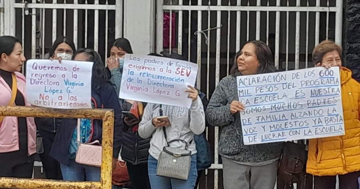Con manifestación pacífica padres de familia exigen la reinstalación de la directora