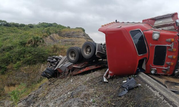 Naranjos: Tráiler vuelca sobre la autopista Tuxpan-Tampico