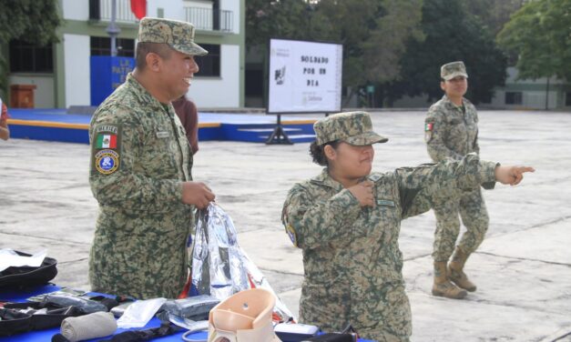 Cerro Azul: Nombran a jovencita con capacidades especiales soldado por un día
