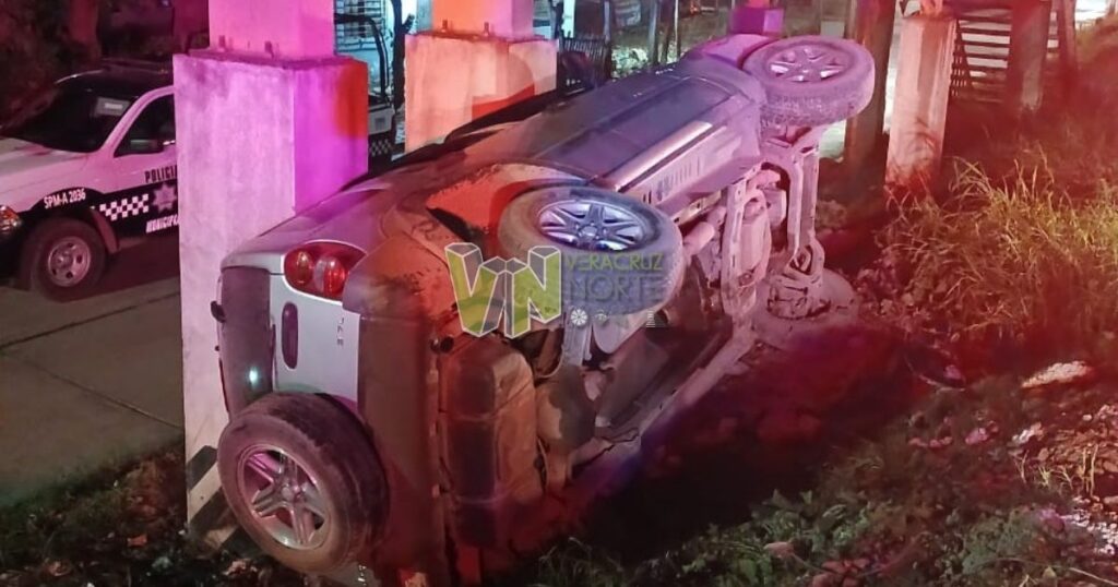 Camioneta vuelca en la colonia Unidad y Trabajo no se reportan lesionados
