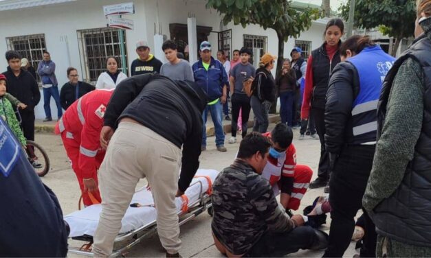 Choque moto vs camioneta en Pánuco deja una persona lesionada