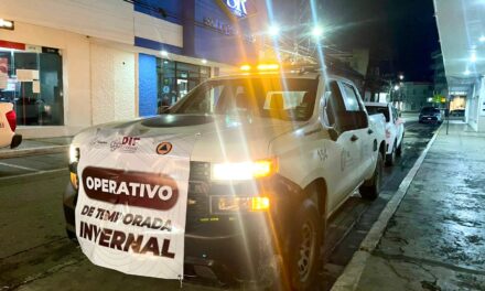 Esta noche personal de Protección Civil y DIF Tuxpan recorren las calles brindando apoyos a la población vulnerable