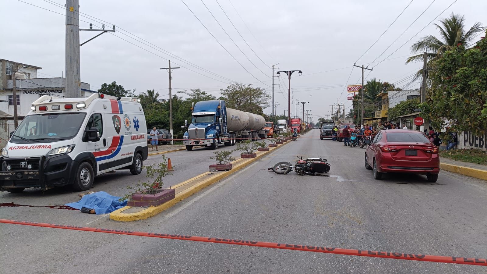 Joven motociclista pierde la vida tras ser embestido por un automóvil