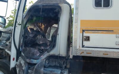 Tempoal: Se incendia cabina de camión  de “Grupo Dimasa”
