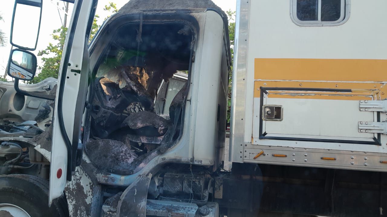 Tempoal: Se incendia cabina de camión  de “Grupo Dimasa”