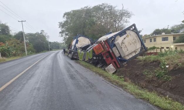 Álamo: Volcadura de tráiler en Alazán genera alerta en carretera Álamo-Cerro Azul