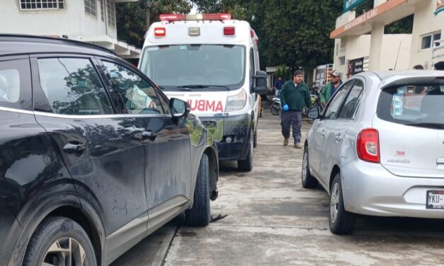 Conductor de Kia atropella a motociclista y daña otro vehículo en Álamo