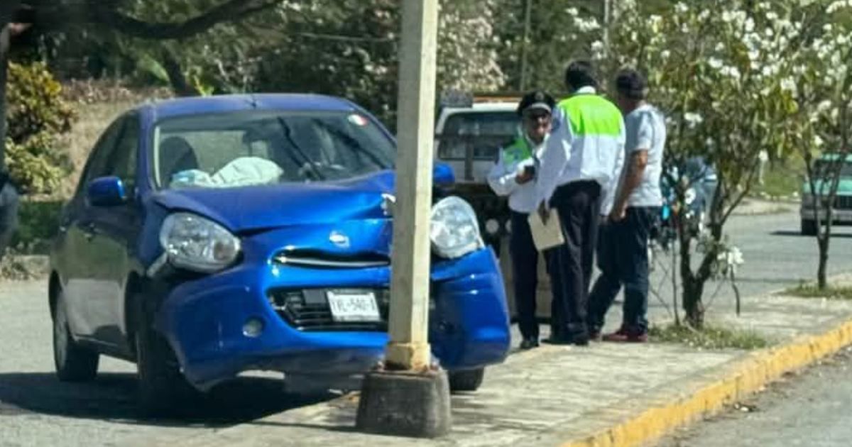 Mujer pierde el control y choca contra luminaria en Cerro Azul