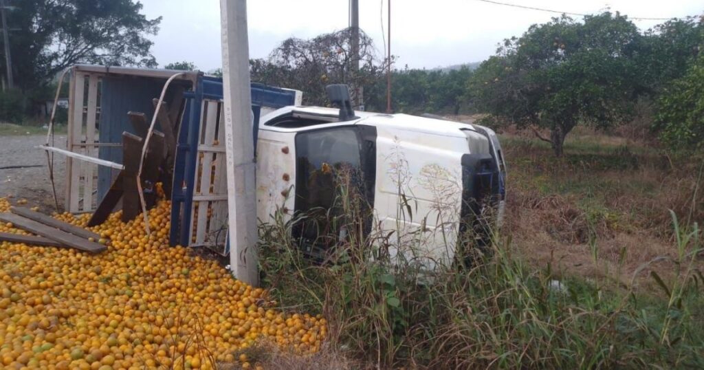 volcaadura de camioneta con naranjas