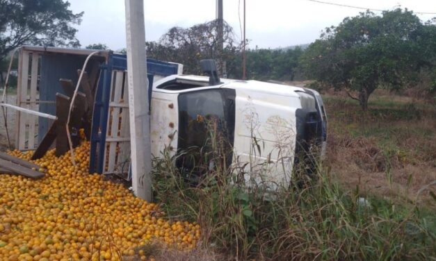 Camioneta cargada de naranjas vuelva sobre la carretera Álamo-Castillo de Teayo