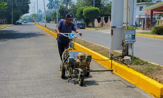 Tuxpan: Balizan el bulevar Barra Norte para hacer mucho más segura esta vialidad