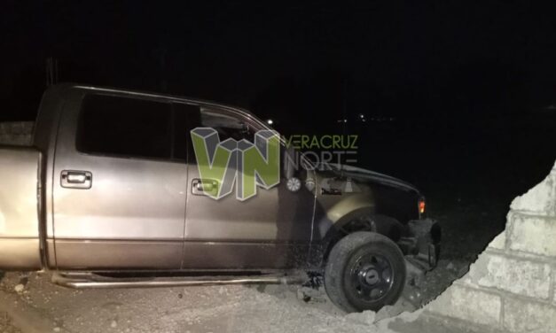 Álamo: Empresario estrella su camioneta contra la barda del campo en El Ídolo