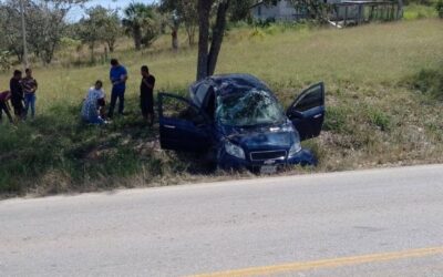 Tempoal: Vehículo compacto se sale de la carretera Alazán – Canoas