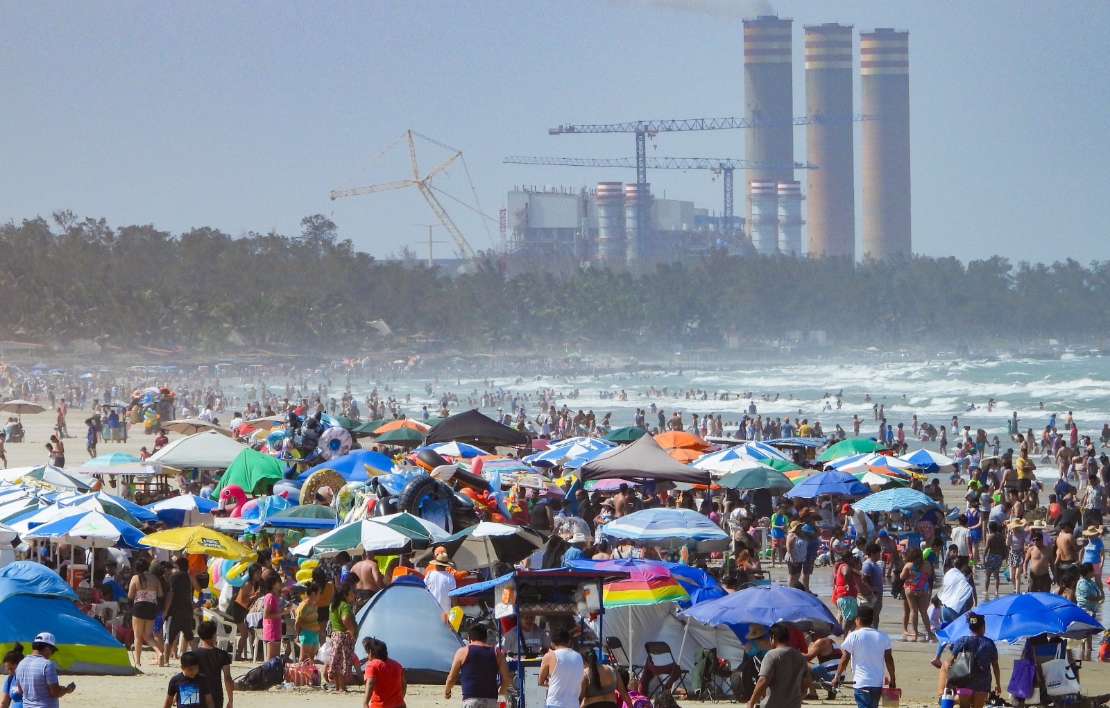 Tuxpan vive un exitoso fin de semana largo con miles de turistas en sus playas