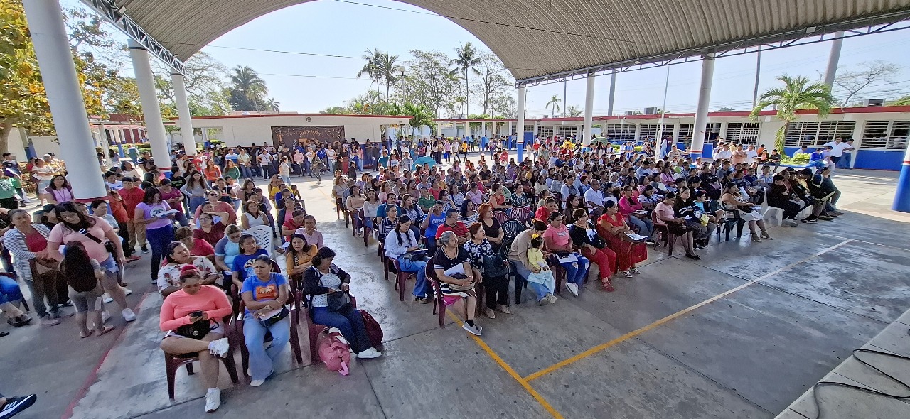 Se construirá moderno techado en área de uso múltiple y se rehabilitará la cancha deportiva de la escuela secundaria Técnica Industrial N° 2