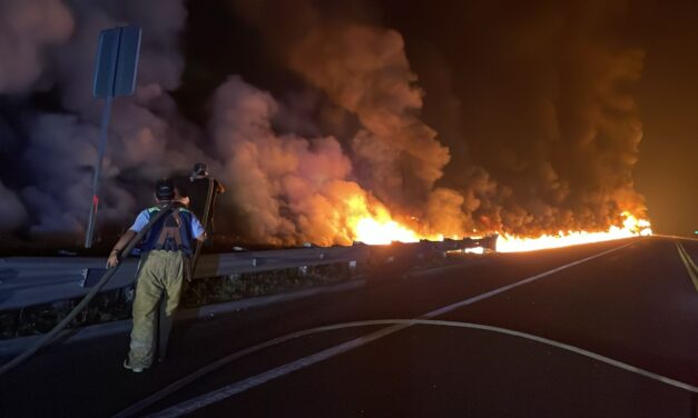 Remolque cargado de combustible vuelca y se incendia en la autopista Totomoxtle-Tihuatlán