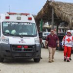 El alcalde Dr. Jesús Fomperoza y la presidenta del DIF Tuxpan, Melba López Gutiérrez supervisan los puestos de auxilio al turismo en playas