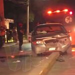 Se monta al camellón y choca contra luminaria en Álamo; abandonan auto lleno de “vikis”