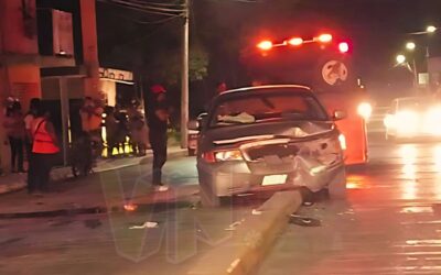 Se monta al camellón y choca contra luminaria en Álamo; abandonan auto lleno de “vikis”