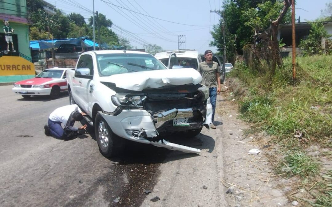 Aparatoso choque en la carretera Papantla-El Chote deja elevados daños materiales