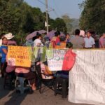 Padres de familia bloquean carretera Álamo-Castillo de Teayo