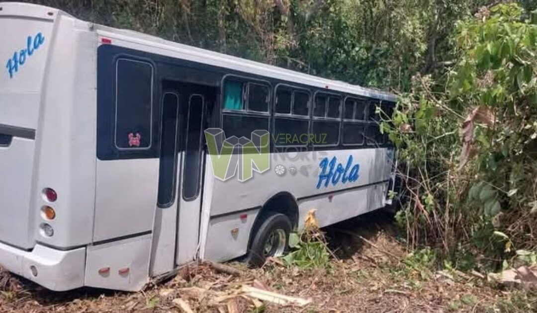 Tepetzintla: Autobus “HOLA” cae por un barranco