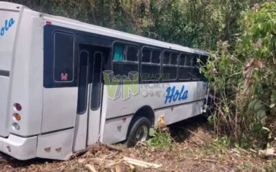 Tepetzintla: Autobus “HOLA” cae por un barranco