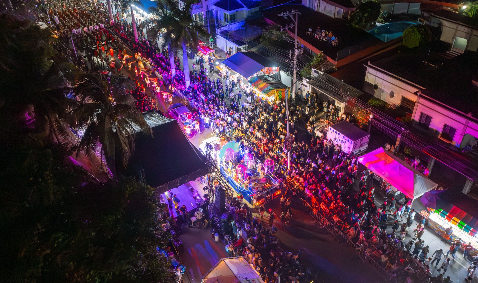 Totalmente abarrotado el bulevar en el segundo paseo de Carnaval Tuxpan 2025