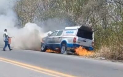 Tancoco: Se incendia camioneta de Telmex en la Tuxpan-Tampico