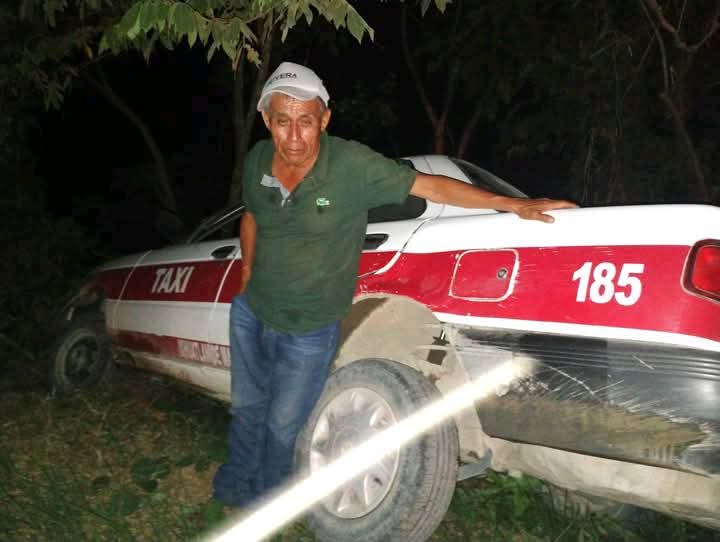 Taxi semi-volcado en Ixhuatlán de Madero: Conductor manejaba en presunto estado de ebriedad