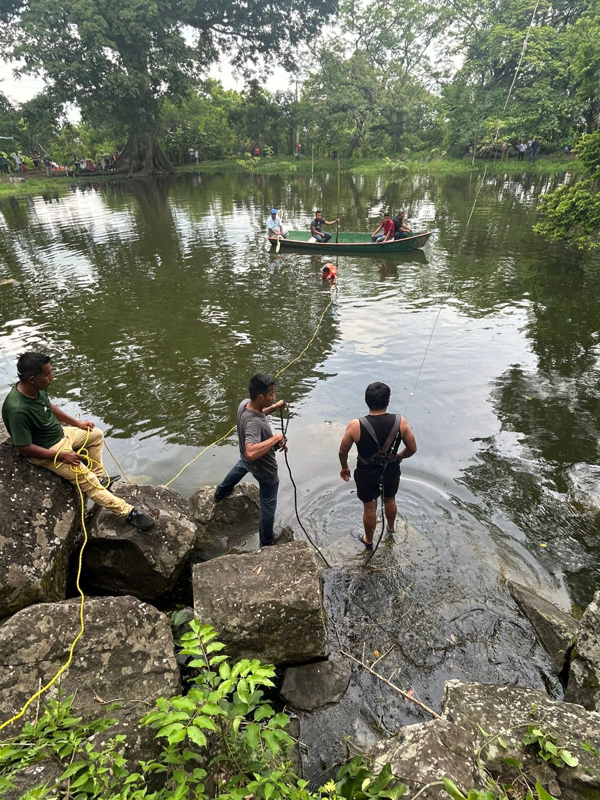 Tantoyuca: Buzos de la Marina rescatan cuerpo de joven ahogado en Laguna de Tametate
