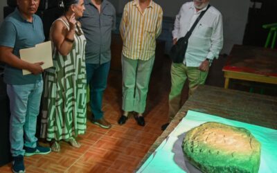Familia entrega en donación, al Ayuntamiento de Tuxpan, una pieza de rasgos arqueológicos denominada “Glifo”