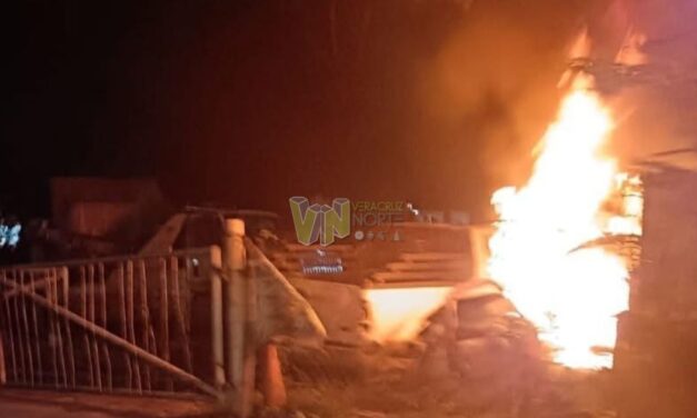 Intentan incendiar corralón en Álamo; vecinos evitan tragedia