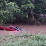 Conductor pierde la vida al intentar cruzar un arroyo en Chicontepec