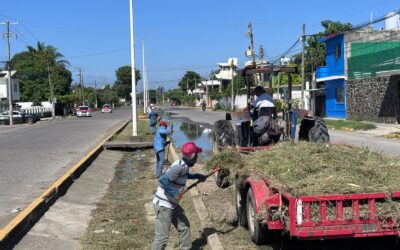 Tuxpan: Se realiza la limpieza, saneamiento y desazolve de la avenida Cuauhtémoc