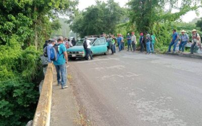 Chicontepec: Campesinos bloquean vía de comunicación