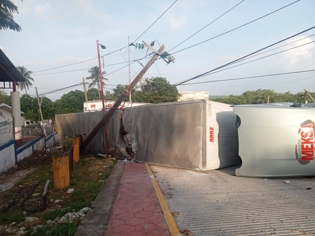 Tráiler volcado en Pueblo Viejo deja sin luz a varias colonias