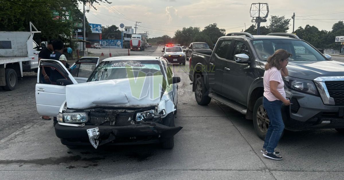 Tsuru provoca choque en Álamo: dos mujeres resultan lesionadas
