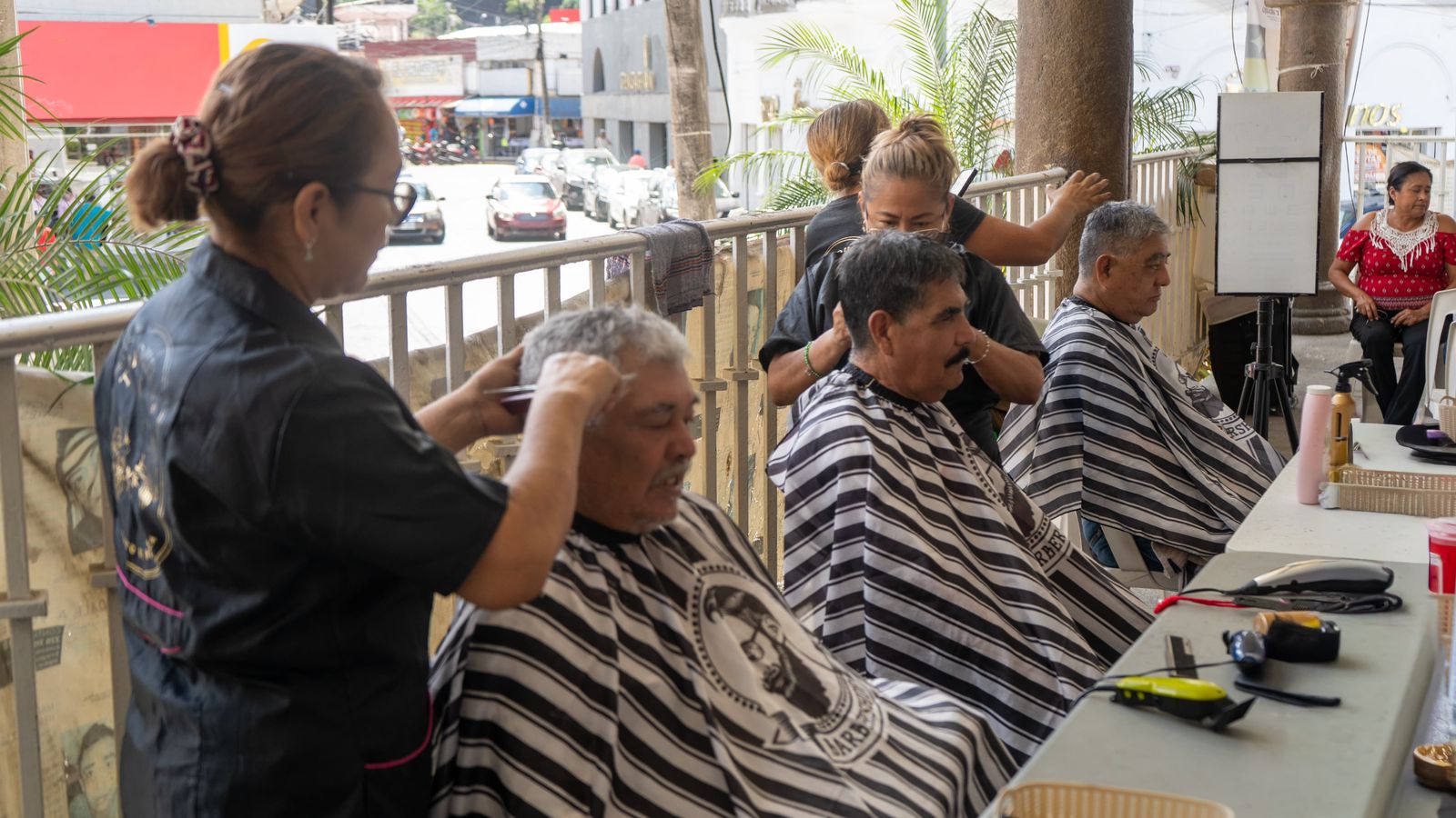 TUXPAN: Apoyo a familias tuxpeñas con talleres, cortes de cabello y revisiones visuales