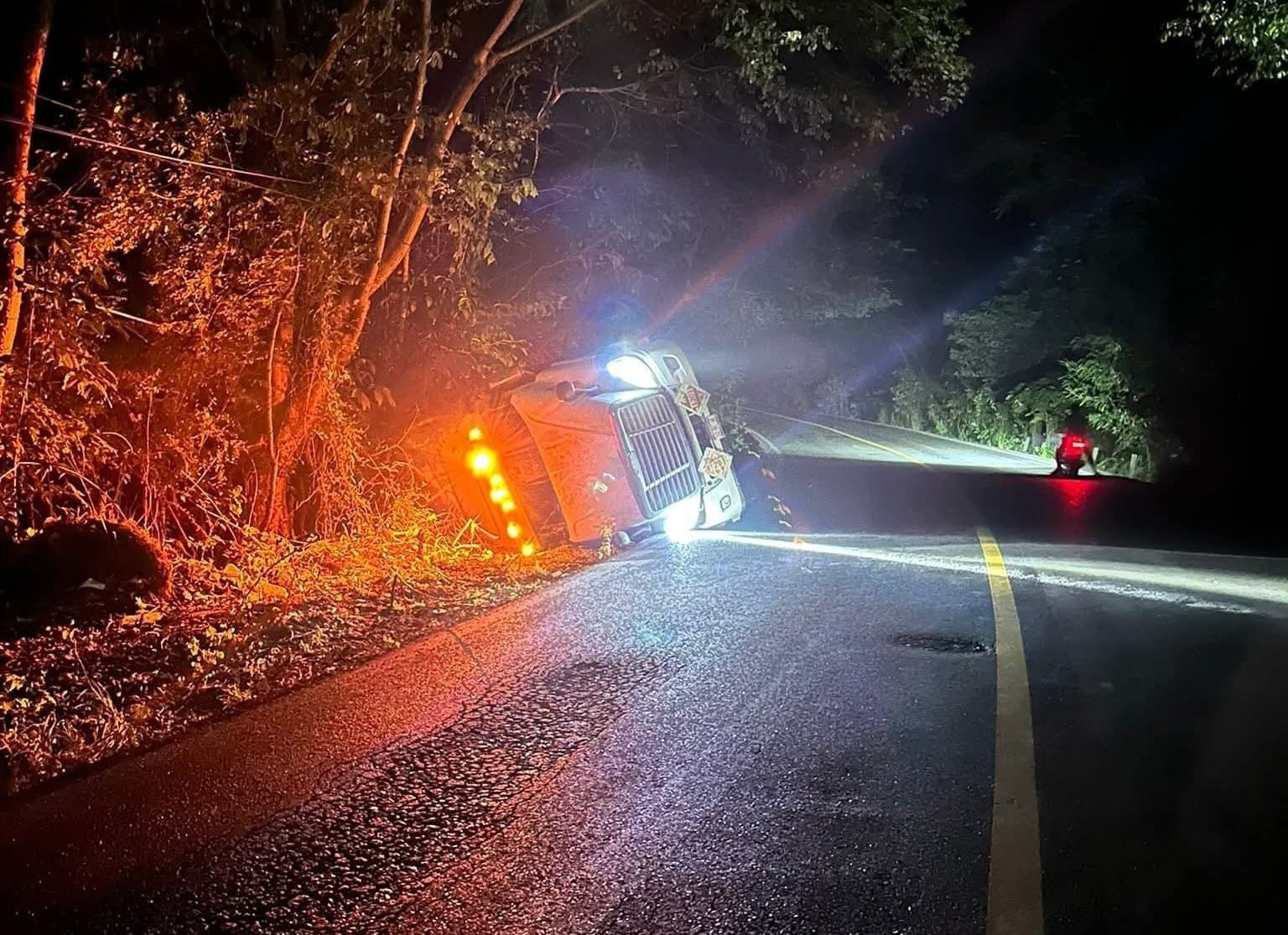 Pipa de gasolina vuelca y provoca cierre carretero en Chalma