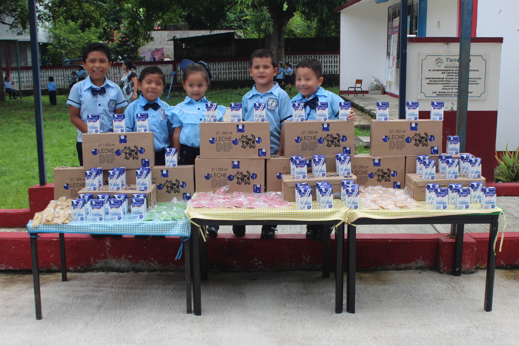 DIF de Tantima distribuye desayunos fríos en escuelas para impulsar la nutrición infantil