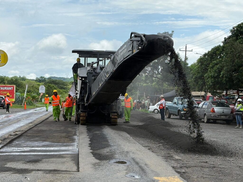 Inician obras de rehabilitación con «tren de pavimentación» en carreteras de Veracruz Norte