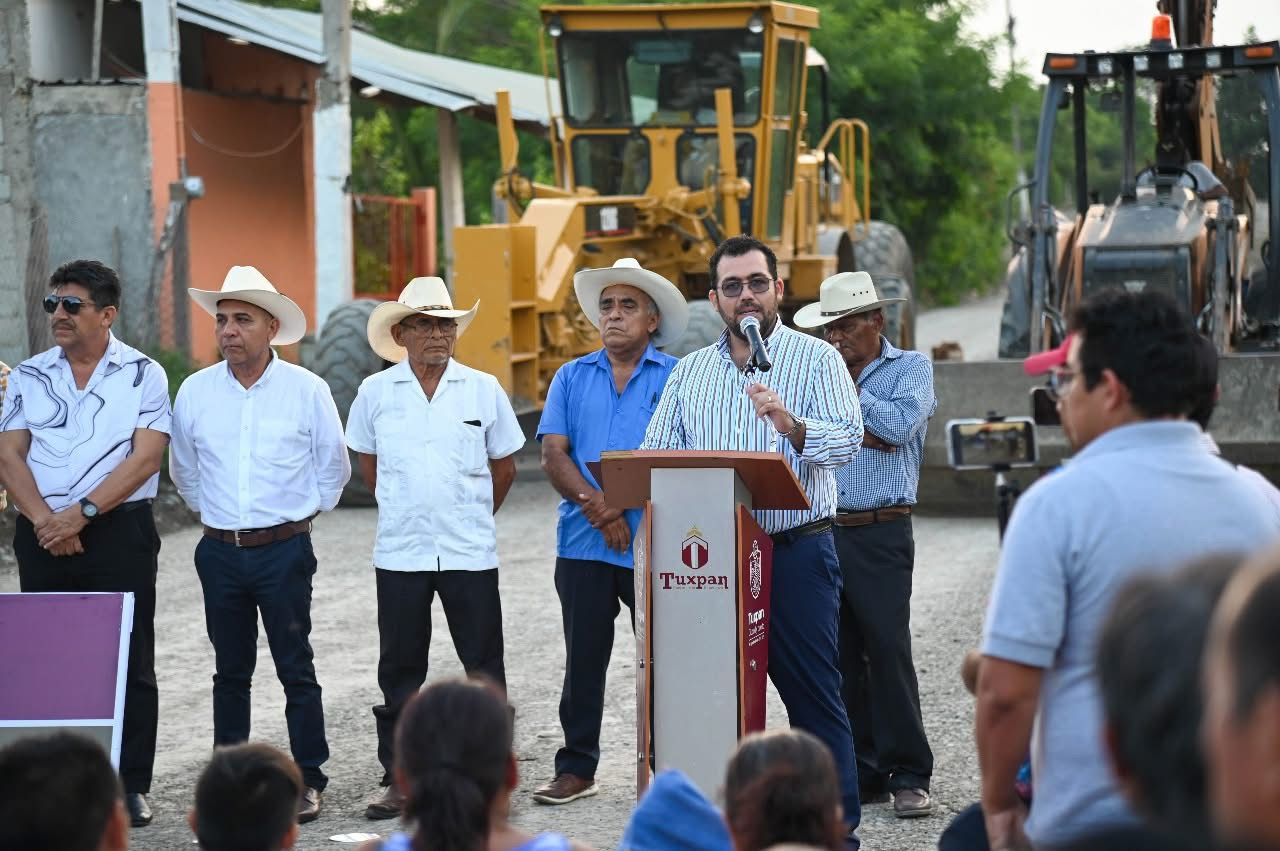 Ayuntamiento de Tuxpan puso en marcha en Tampiquillo la obra de construcción de la carretera tipo D, con concreto asfáltico