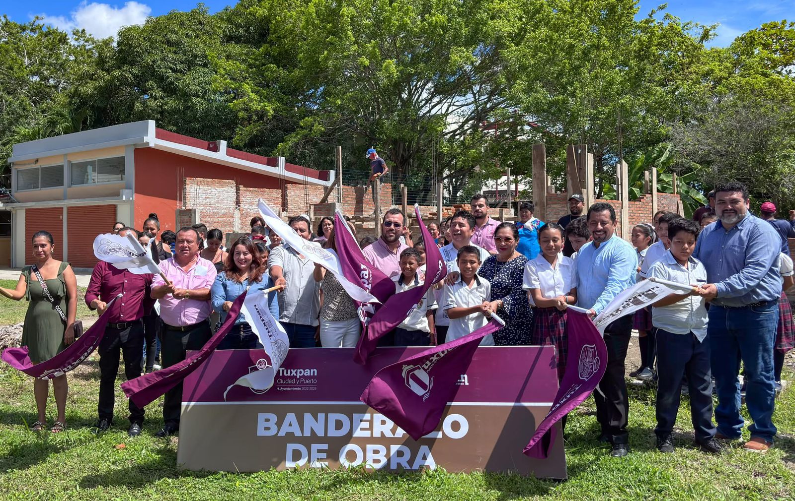 Gobierno de Tuxpan pone en marcha la construcción de 2 aulas en la Escuela Primaria “Minerva”, en la localidad de Cobos