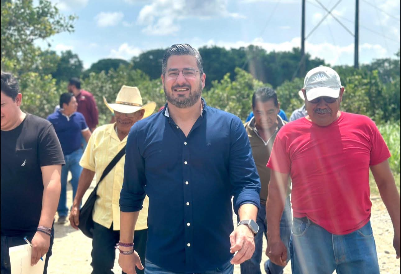 Daniel Cortina recorre Tampiquillo y Zapotalillo; compromete obras y apoyos escolares